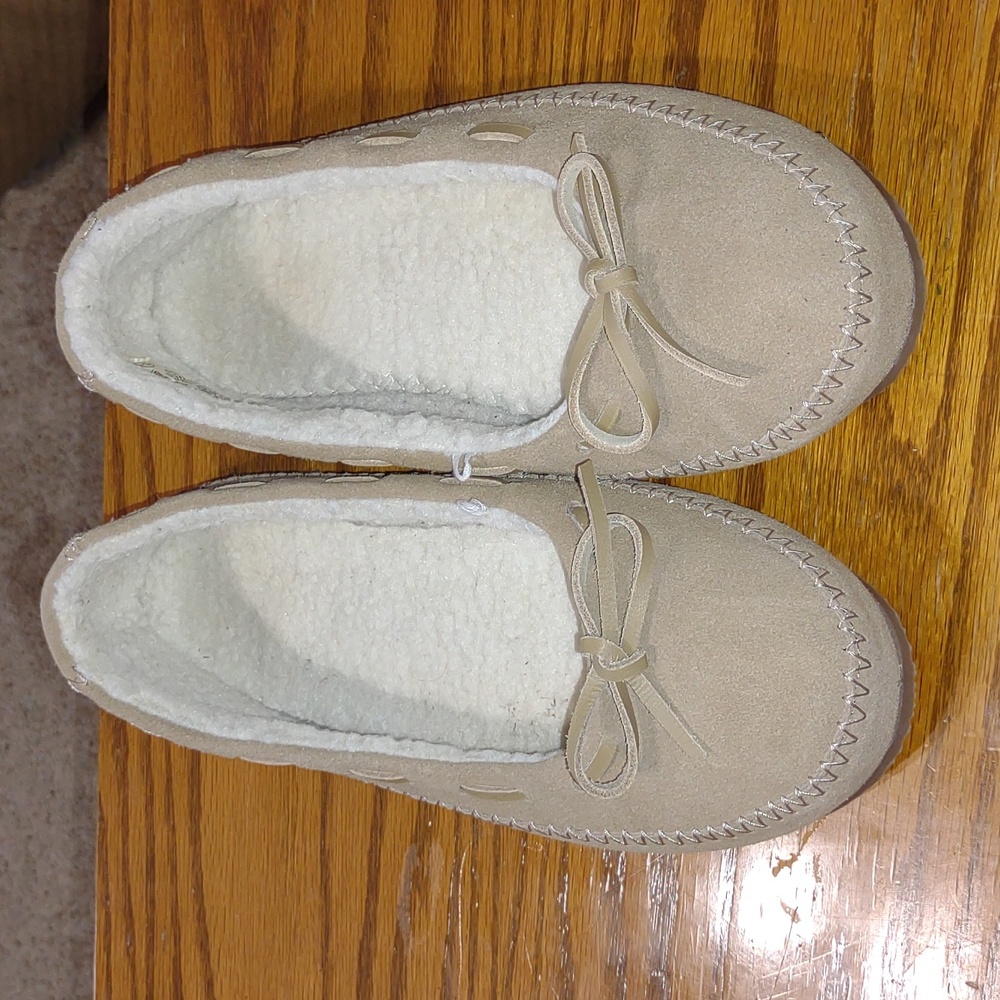 Women's slipper shoes like new tan sherpa size large 9-10 leather upper slip on